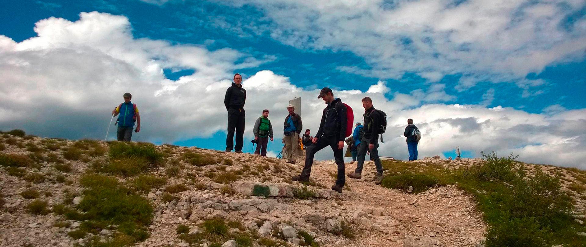 Escursionisti sulla cima del Monte Ortigara