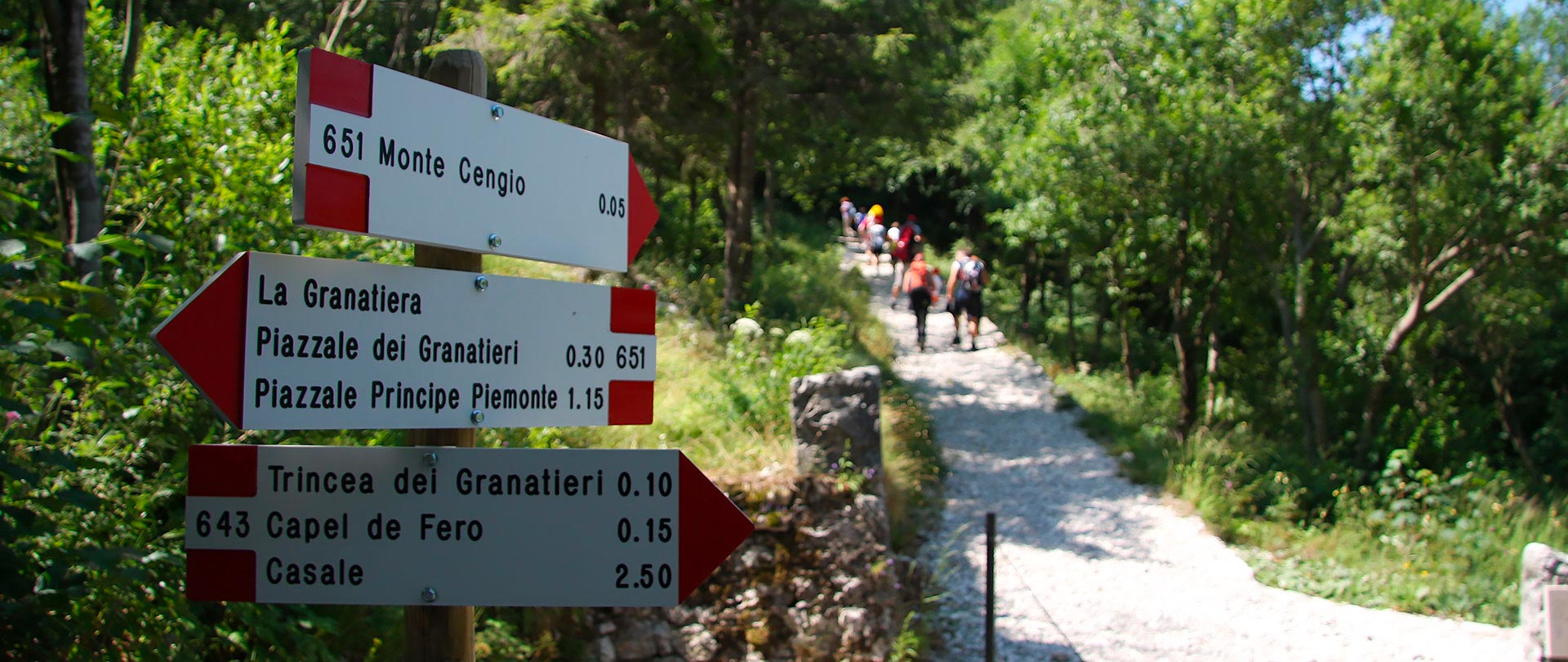 Indicazioni sentieri nei pressi del Monte Cengio