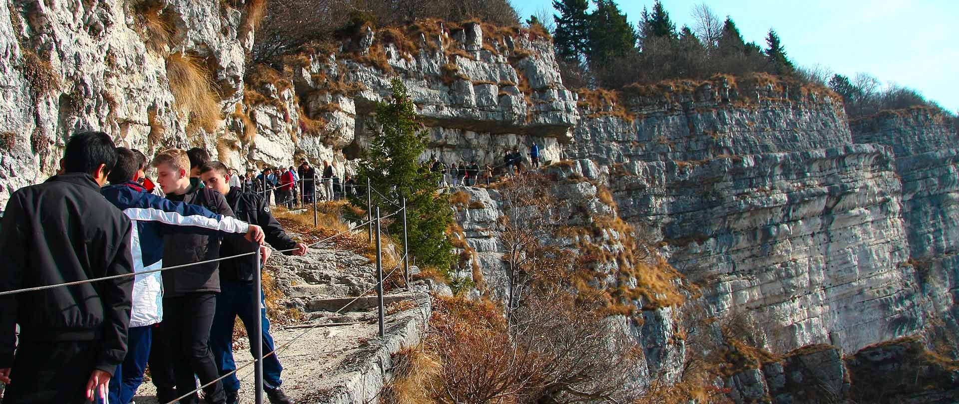 Esursione con ragazzi sul costone del Monte Cengio