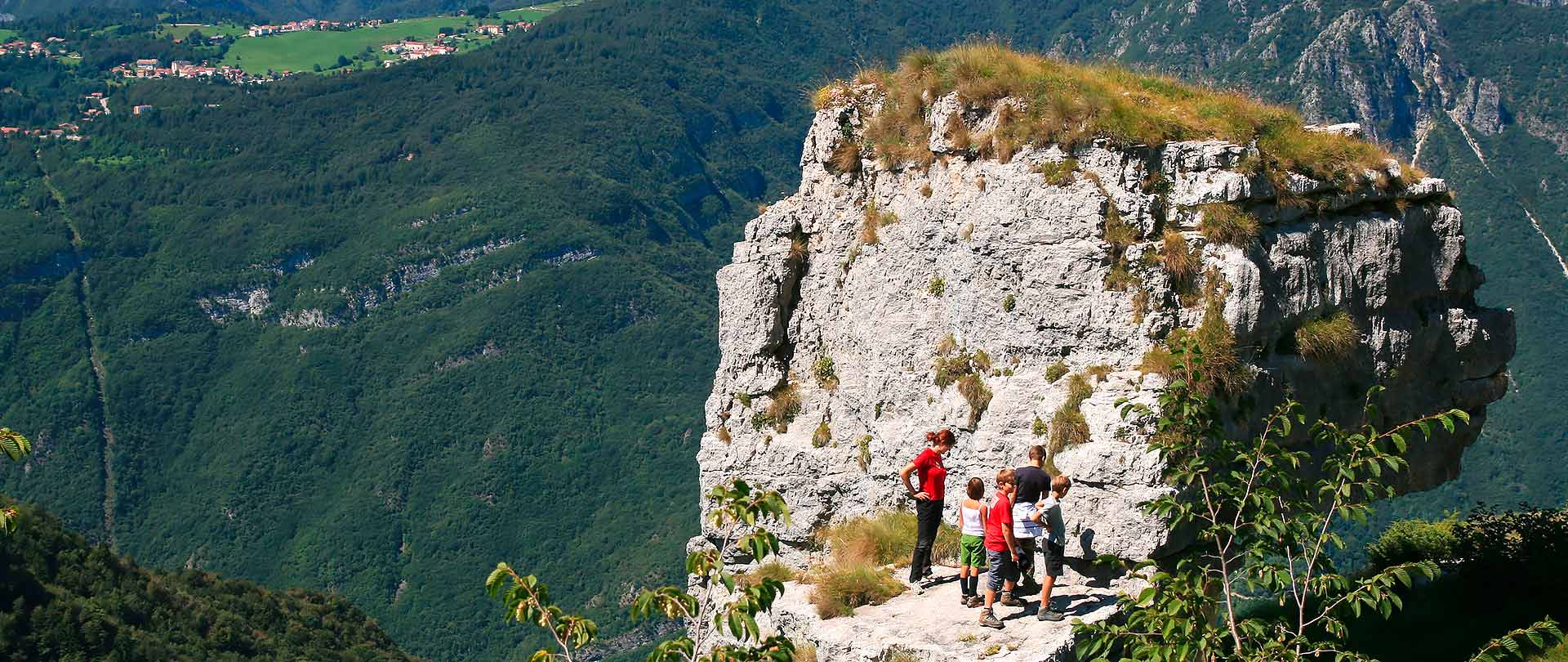 Famiglia ai piedi della roccia dell'Altar Knotto