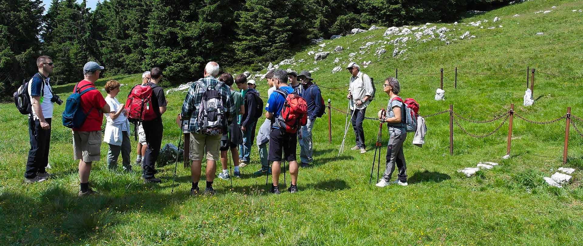 Escursionisti sostano al limitare di un recinto