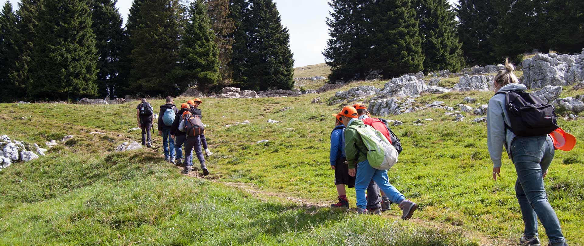 Bambini camminano su di un sentiero