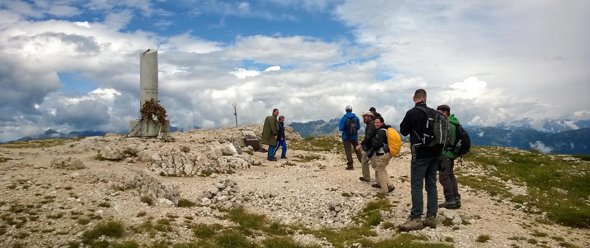 Escursionisti attorno alla Colonna Mozza sul Monte Ortigara