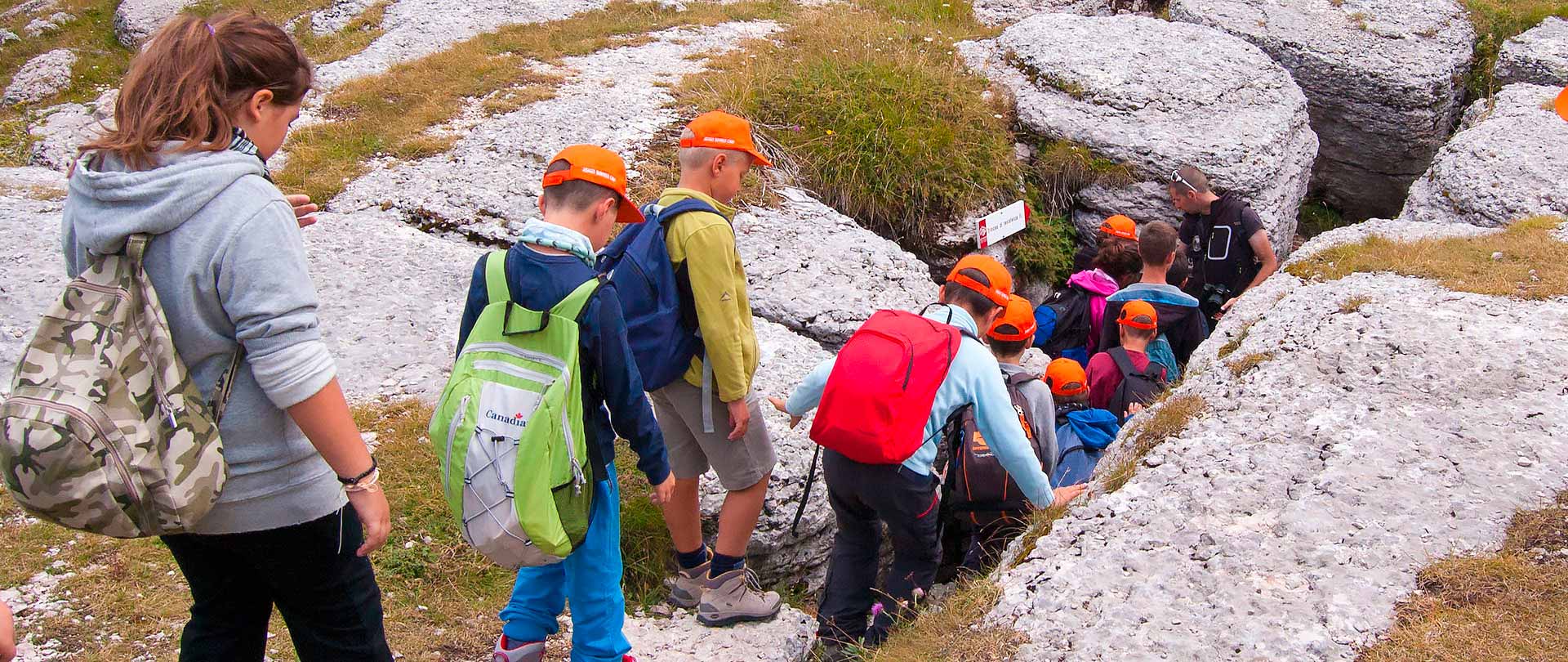 Bambini scendono per un sentiero tra i sassi